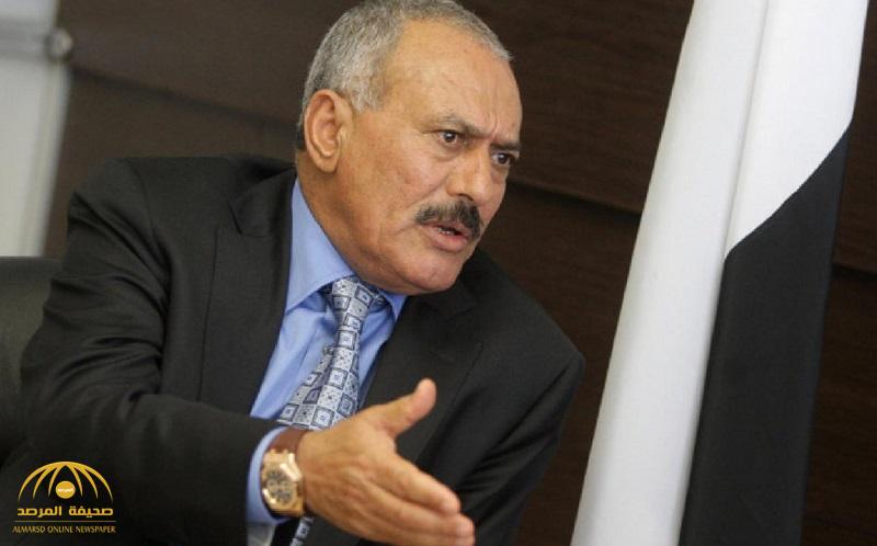 مسؤول يمني سابق يروي قصة "كلاشينكوف" عثر عليه في هجوم قنصلية أميركا بجدة عام 2004 وهذا ما فعلته واشنطن مع صالح