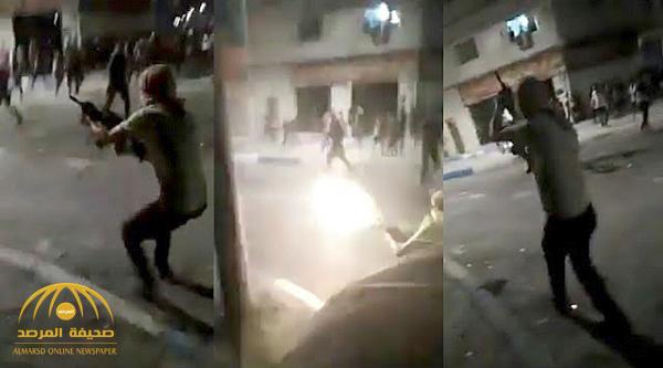 شاهد .. مواجهة مسلحة بالرشاشات بين قوات الدرك الأردنية ومحتجين في مدينة الرمثا