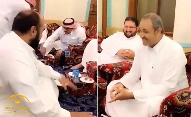 شاهد : أمير سعودي يشارك في ألعاب الخفة .. ومفاجأة بعد توقعه لأوراق اللعب !