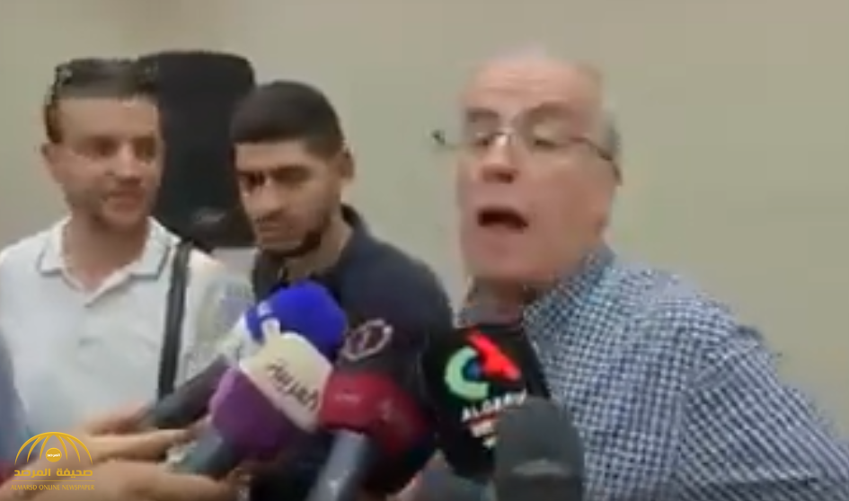 شاهد.. صحفيين يحاصرون رئيس فريق الوساطة  الجزائرية .. والأخير: يرد بعبارات خادشة