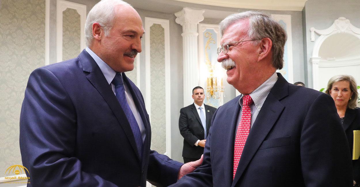 رئيس بيلاروسيا يُقدم الفودكا لمستشار ترامب وينصحه بوقت تناولها.. "إنها مفيدة"!