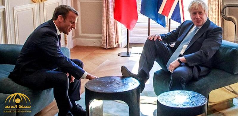 شاهد: رئيس الوزراء البريطاني "بوريس جونسون" يضع قدمه على الطاولة أمام الرئيس الفرنسي في قصر الإليزيه