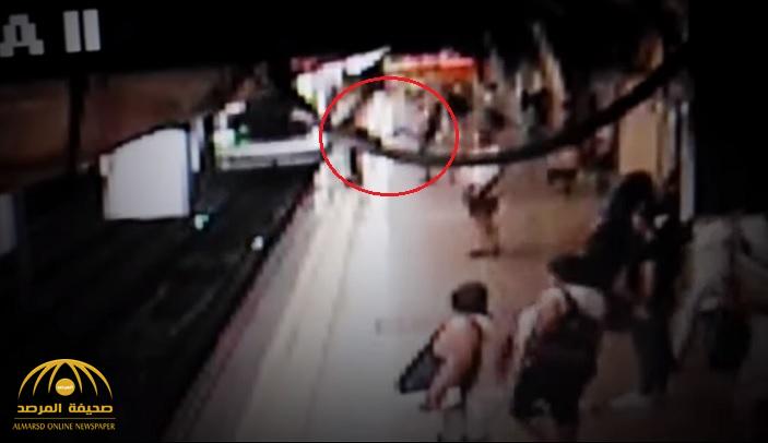 بالفيديو: مشهد مرعب لشخص يركل آخر أمام قطار مسرع ... وهذا ماحدث للأخير!
