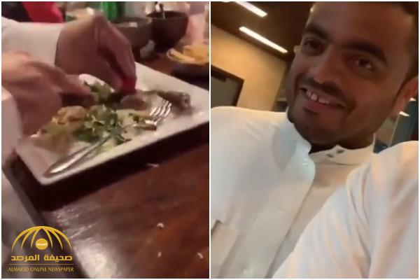 شاهد ..  وليد الدواس يدرب صديقه "أبو أحمد" على الاتيكيت أثناء أكل السلطة داخل مطعم