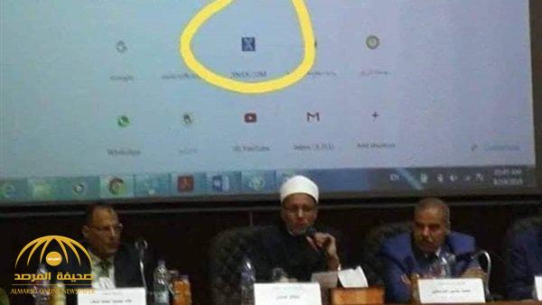 أول تعليق رسمي لـ «جامعة الأزهر» على صورة «الموقع الإباحي» في أحد مؤتمراتها !