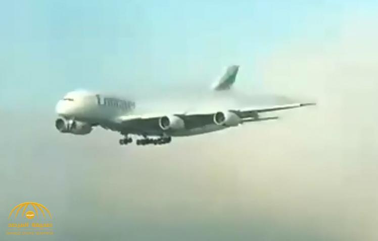 شاهد.. ظهور الطائرة الإماراتية العملاقة فجأة بين الضباب الكثيف في لندن!