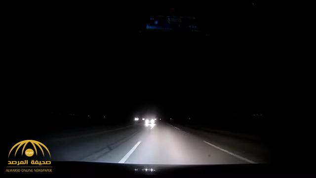 بالفيديو .. مفاجأة تحبس الأنفاس لقائد سيارة على طريق الجبيل - الدمام