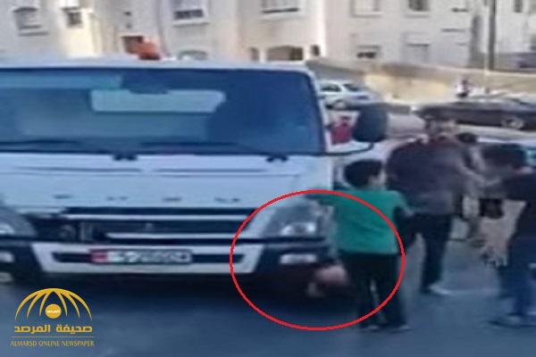 شاهد .. أردني يلقي بنفسه تحت عجلات مركبة "أمانة عمّان"بعد مصادرة بسطته