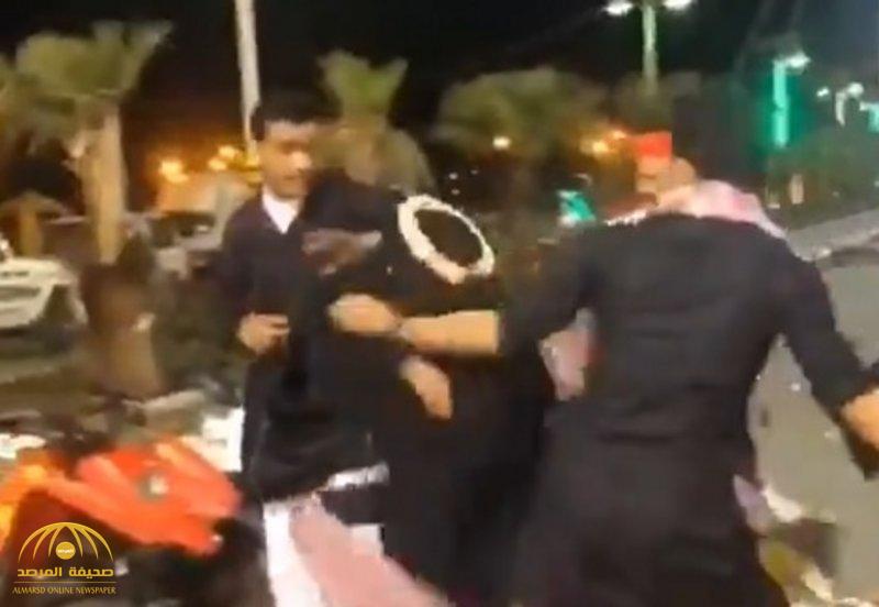 بالفيديو.. شباب يعتدون على سيدة في حديقة العيدابي بجازان بعد إعتراضها على أفعالهم!