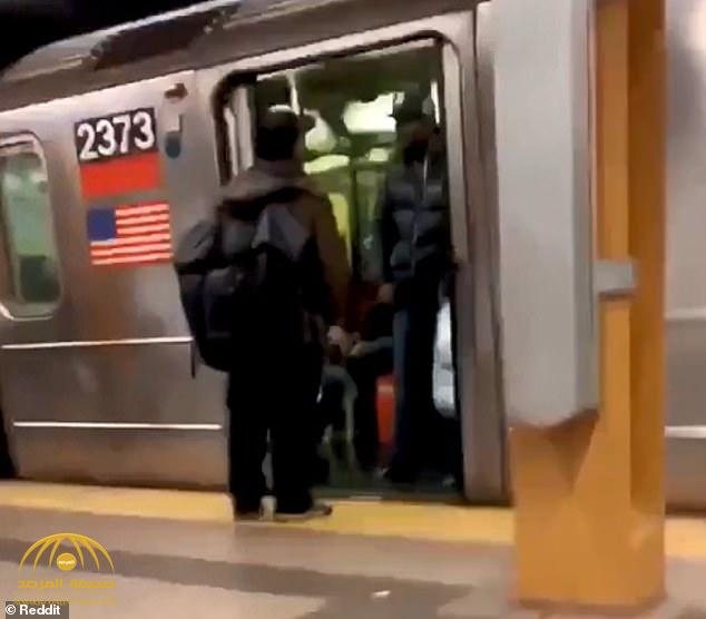 شاهد : ردة فعل شاب أمريكي تجاه مسافر "بصق" في وجهه عندما منعه من صعود عربة المترو!