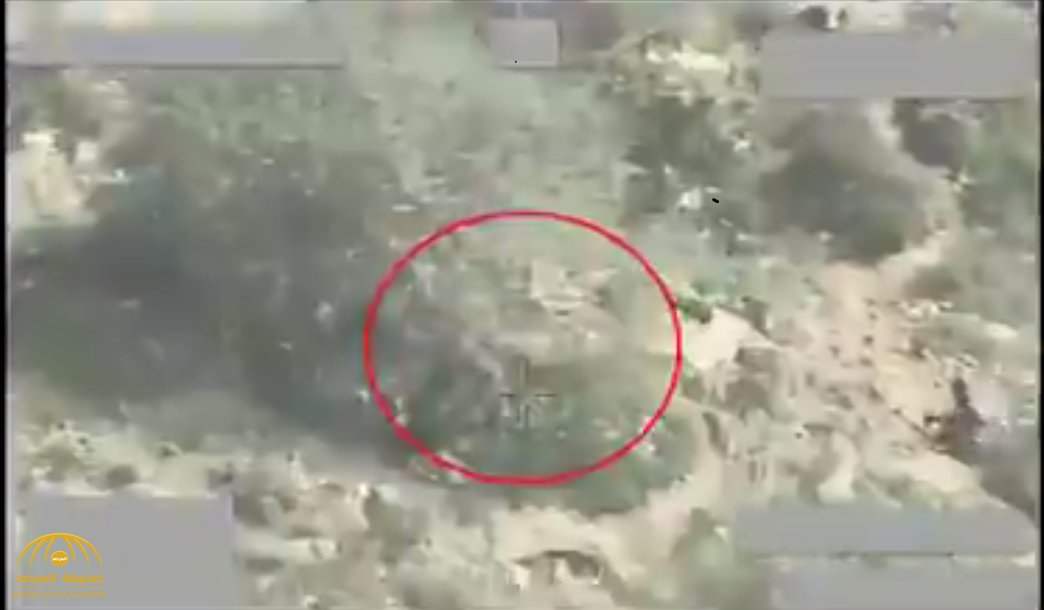 شاهد ... قوات التحالف  تنسف عربة و مسلحين  حوثيين مختبئين  أسفل شجرة بصعدة