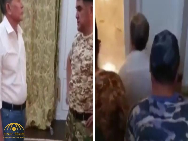 شاهد.. لحظة تسليم رئيس قرغيزستان السابق نفسه إلى قوات الأمن!