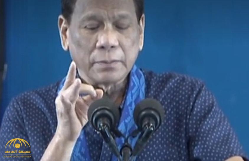 شاهد الرئيس الفلبيني يهدد ذبابة بالقتل أثناء إلقائه كلمة أمام الجمهور!