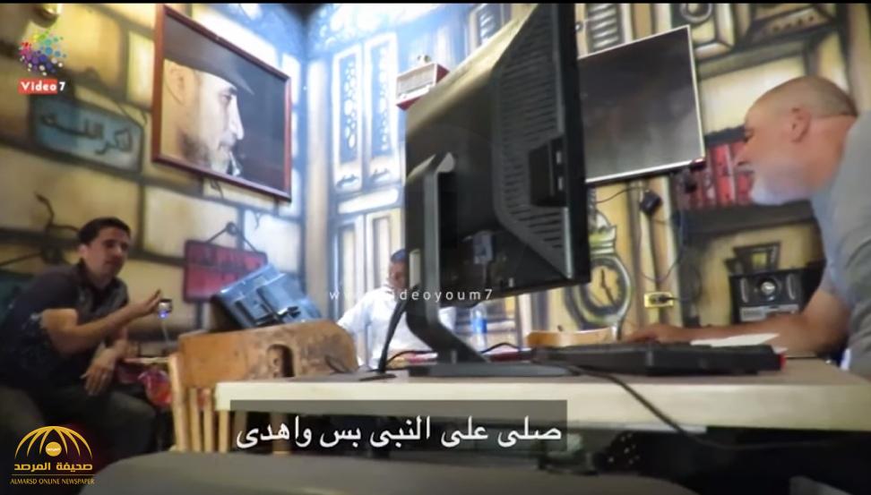 شاهد.. ردة فعل صاحب مقهى بعدما طلب منه شاب تشغيل قناة إخوانية في مصر!