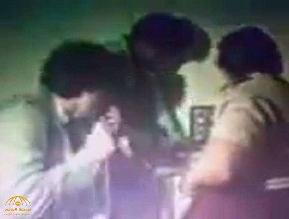 شاهد مقطع قديم مسرب.. القذافي يعطي أوامره لقائد قواته خليفة حفتر أثناء الحرب على تشاد