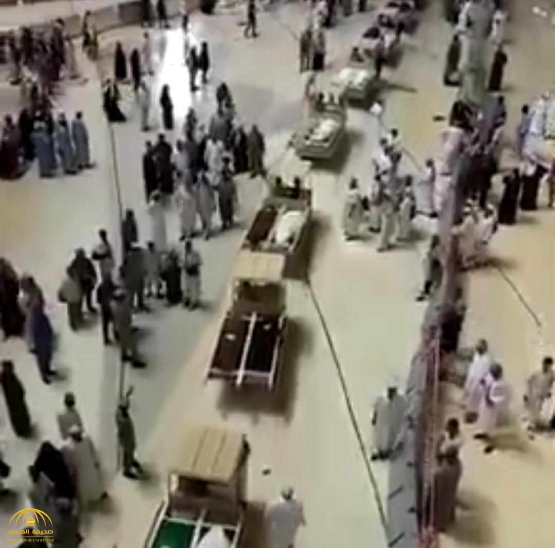 شاهد: لحظة تشييع 58 جنازة بالمسجد الحرام!