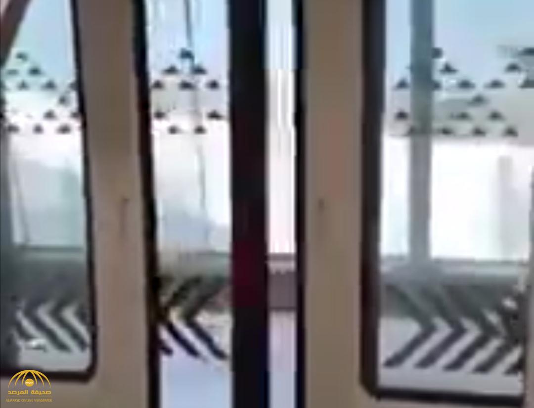 شاهد.. سرعة قطار الرياض الكهربائي ولحظة توقفه وفتح الأبواب أثناء رحلة تجريبية!