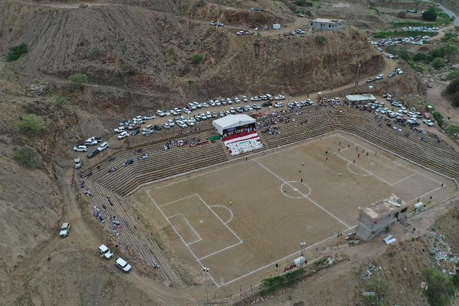 شاهد: مواطن يبني ملعب كرة قدم وسط جبال الحشر في جازان.. ومفاجأة بشأن المدة الزمنيه لتشييده