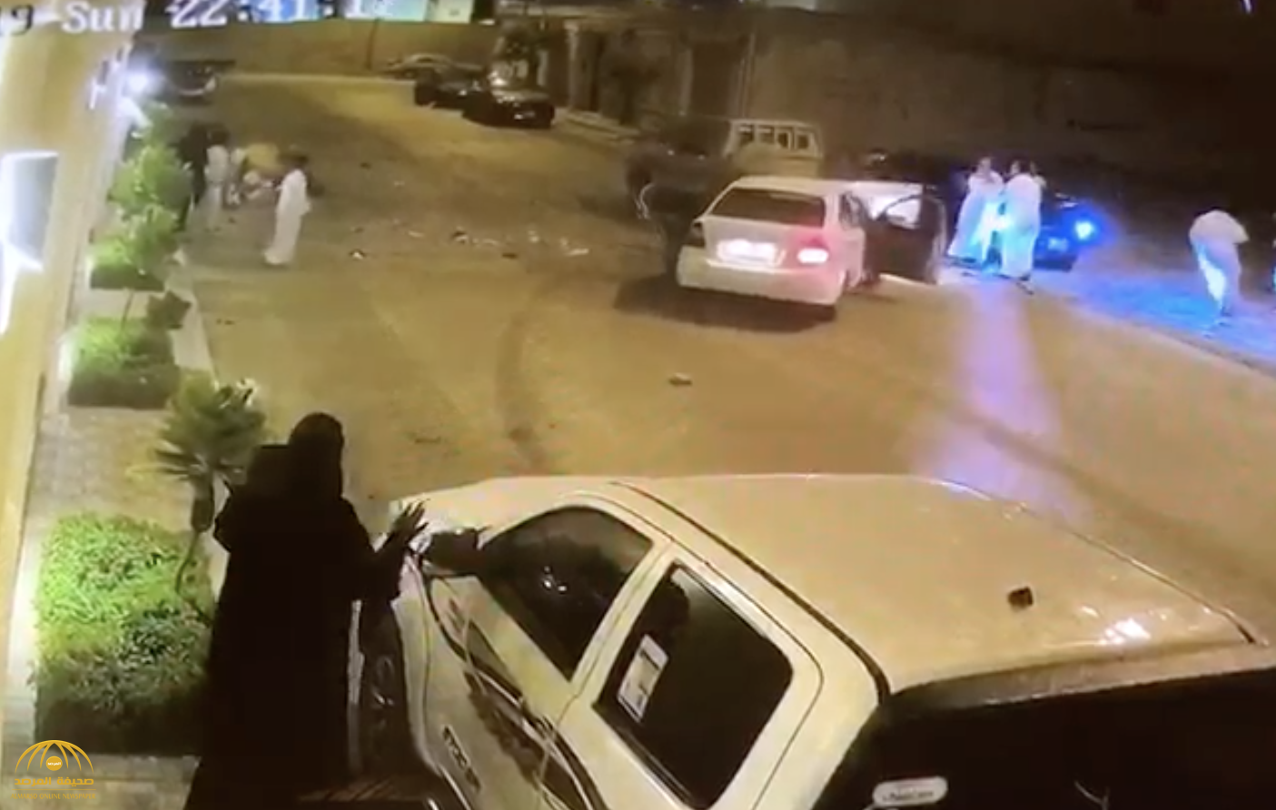 شاهد :  معركة " شعواء" بين عدة أشخاص  باستخدام  السيارات في أحد أحياء المملكة