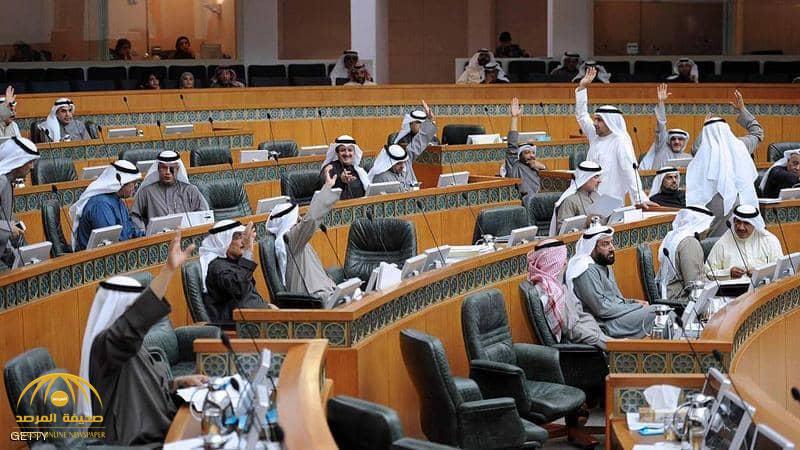 الكويت: عقوبة ألف دينار عند ارتداء البيجامة ورفع صوت الموسيقى في الأماكن العامة!