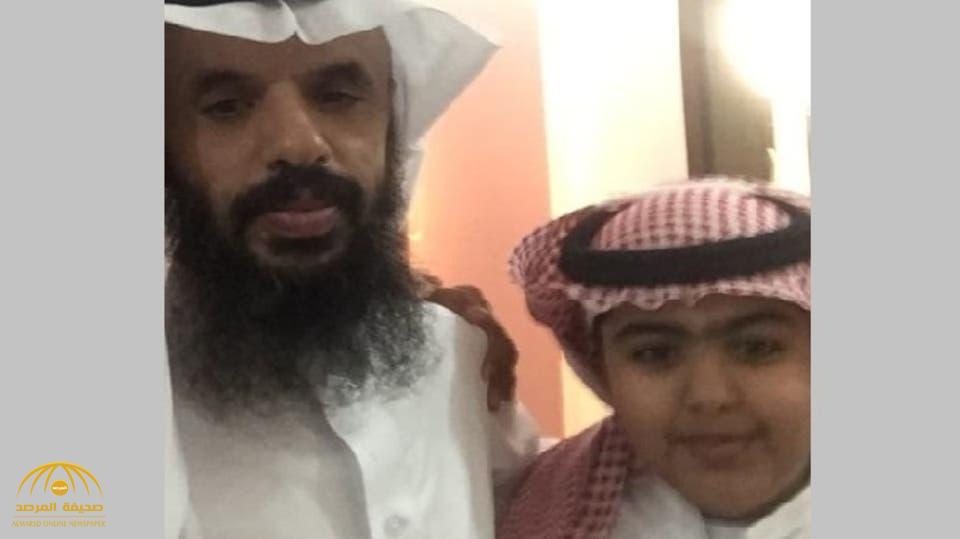 بالفيديو .. رجل أعمال يفاجىء والد الطالب "معتز" المقتول على يد زميله في الرياض