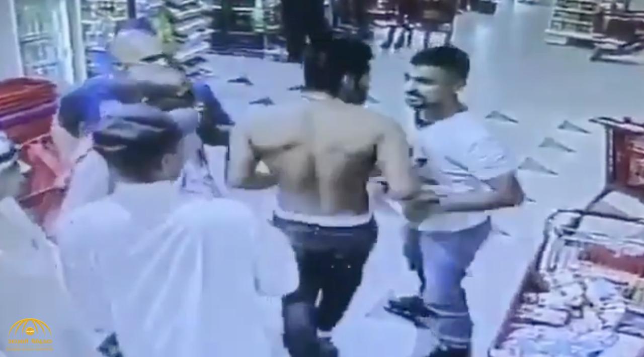 شاهد : شاب "عاري الصدر" يتشاجر مع أشخاص داخل سوبر ماركت بالكويت !