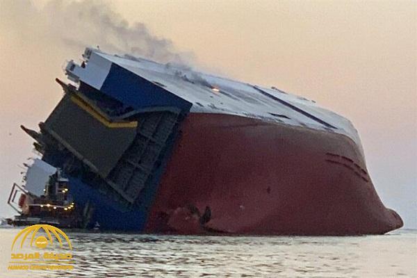 شاهد: غرق سفينة تحمل سيارات لوكيل "سعودي" في البحر