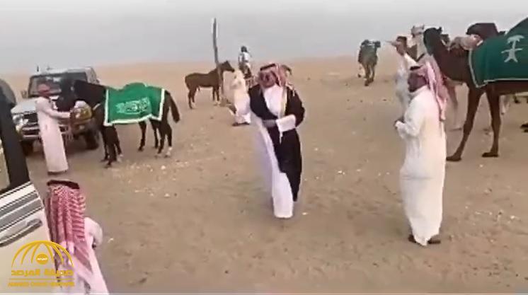 بالفيديو .. شاهد أمير سعودي يحتفل باليوم الوطني على "طريقته الخاصة" في الصحراء