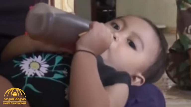 بالفيديو ... القهوة بدلا من الحليب  وجبة يومية لطفلة رضيعة لنحو 8 أشهر  ووالديها يكشفان عن السبب  !