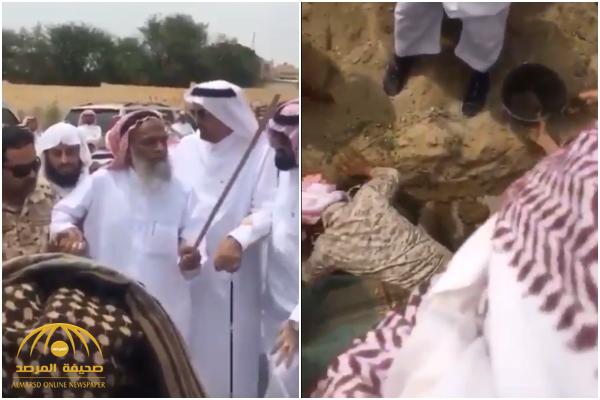 شاهد : لحظة وداع والد الشهيد حسن القحطاني لابنه أثناء دفنه!