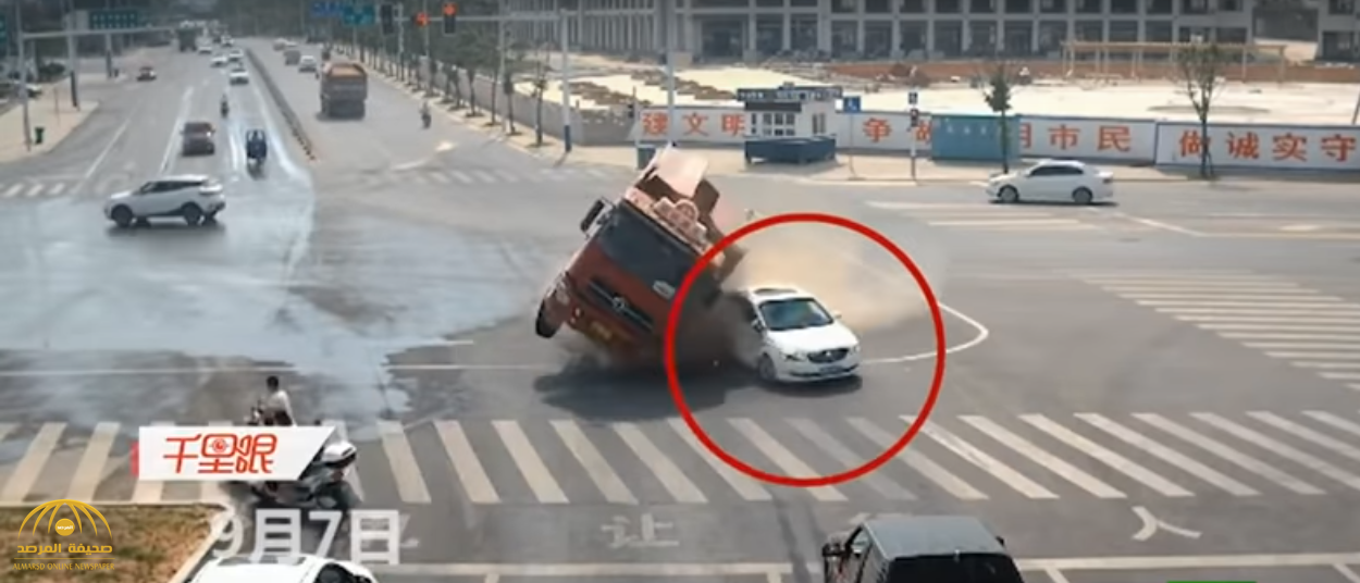 بالفيديو ...لحظات تحبس الأنفاس ورد فعل سريع ينقذ سائق سيارة من السحق أسفل حافلة !