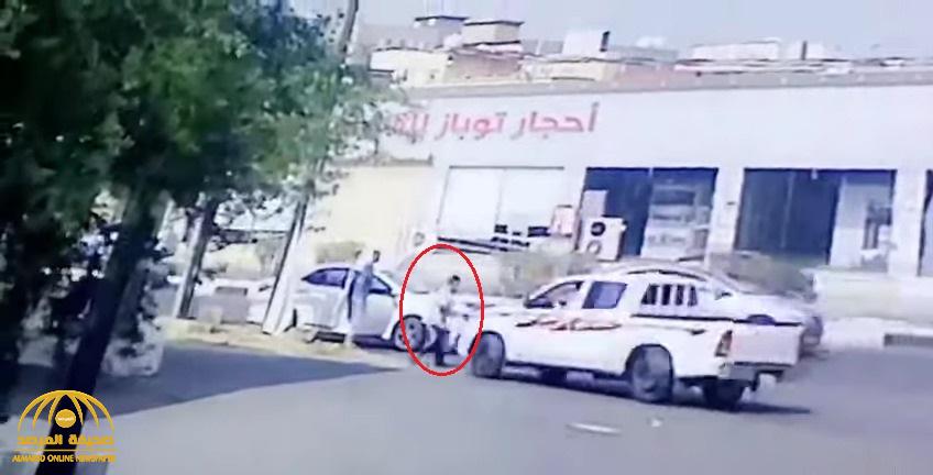 شاهد .. سائق يدهس موظفًا ببلدية أبو عريش "متعمداً"