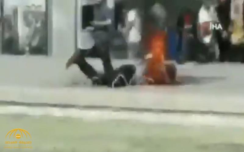 شاهد .. فيديو صادم لتركي يشعل النار في جسده وسط "أنقرة" بسبب الجوع