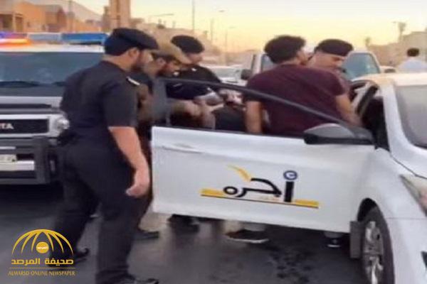 قاوموا رجال الأمن وكانوا يحملون أسلحة .. بالفيديو : شاهد لحظة مداهمة شرطة الرياض لعدد من المطلوبين