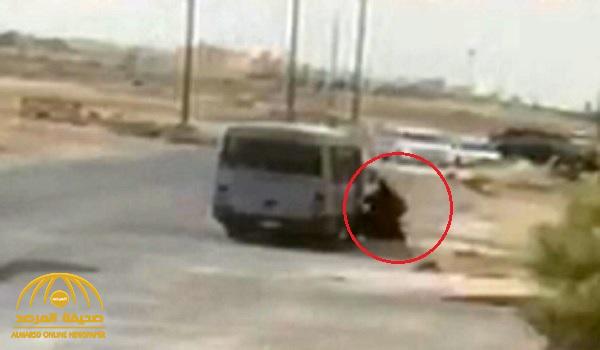 شاهد بالفيديو : بسبب "العباءة" باص مدرسي  يسحل ويدهس طالبة أمام منزلها بالرياض