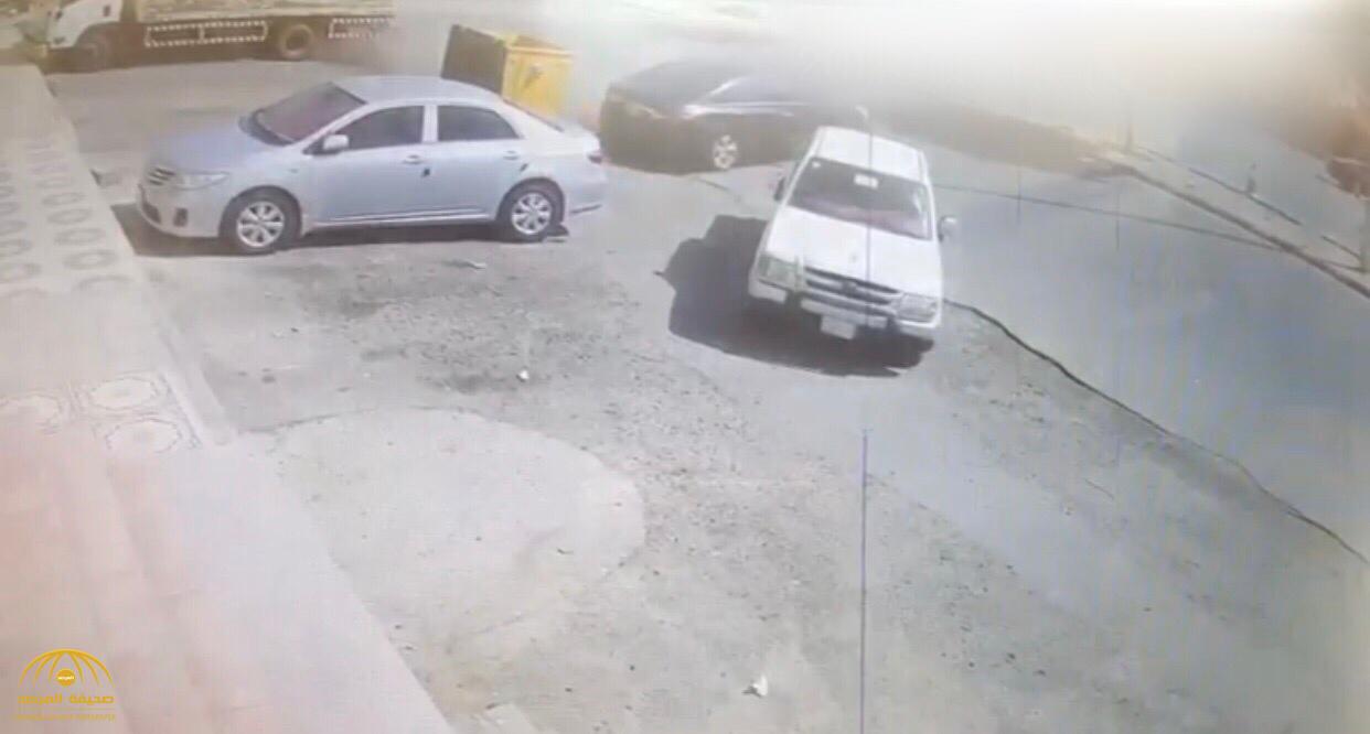 شاهد : سائق يصدم سيارة متوقفة ويفر هارباً في نجران!