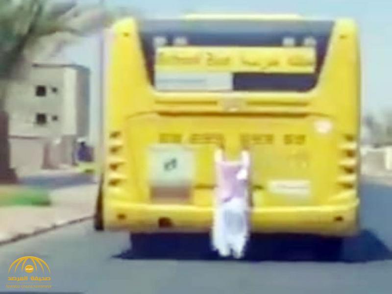 شاهد : طالب يسقط على الطريق بعد تعلقه في حافلة مدرسة أثناء سيرها