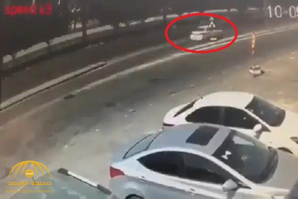 شاهد: قائد سيارة كاد يتسبب  بكارثة مرورية بعد تجاوزه مخرج!