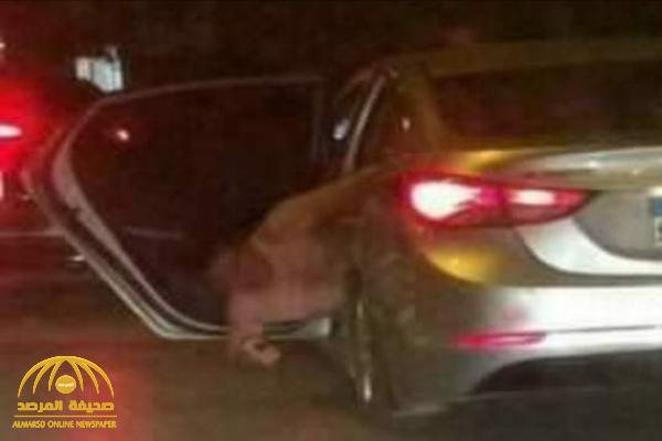 حادث مروع.. شاب يضرب آخر ويلقيه من سيارته أثناء سيرها في أحد شوارع الليث!