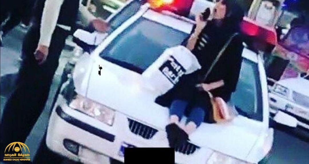 طبيبة إيرانية تخلع حجابها وتجلس على مقدمة سيارة للشرطة.. وهكذا تم الحكم عليها!