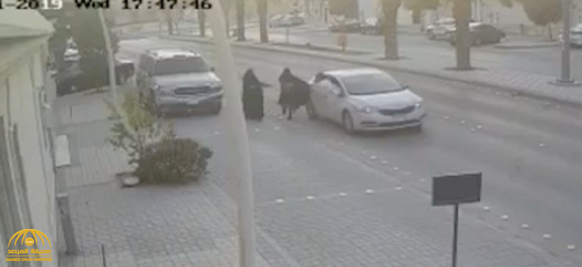 شاهد بالفيديو … لصان يسقطان سيدة "مسنة" في محاولة لسرقة حقيبتها في الرياض وإجراء عاجل من الشرطة !