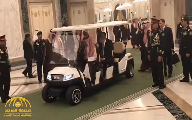 شاهد.. الملك سلمان يصطحب الرئيس "بوتين " إلى قاعة المفاوضات بالقصر الملكي بسيارة كهربائية