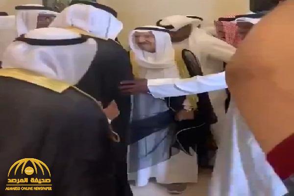 بعد عودته من رحلة علاج في أمريكا .. شاهد .. أمير الكويت يحضر مناسبة حفل زواج وسط ترحيب كبير