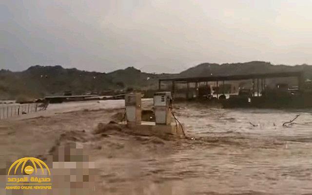 لم تشهدها منذ أكثر من 30 عامًا.. شاهد: مقاطع ترصد السيول "الجارفة" بقرية ملَح في خليص