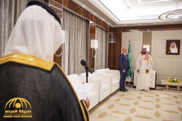 شاهد بالصور: ولي العهد يقلد رئيس صندوق الاستثمار الروسي وشاح الملك عبدالعزيز