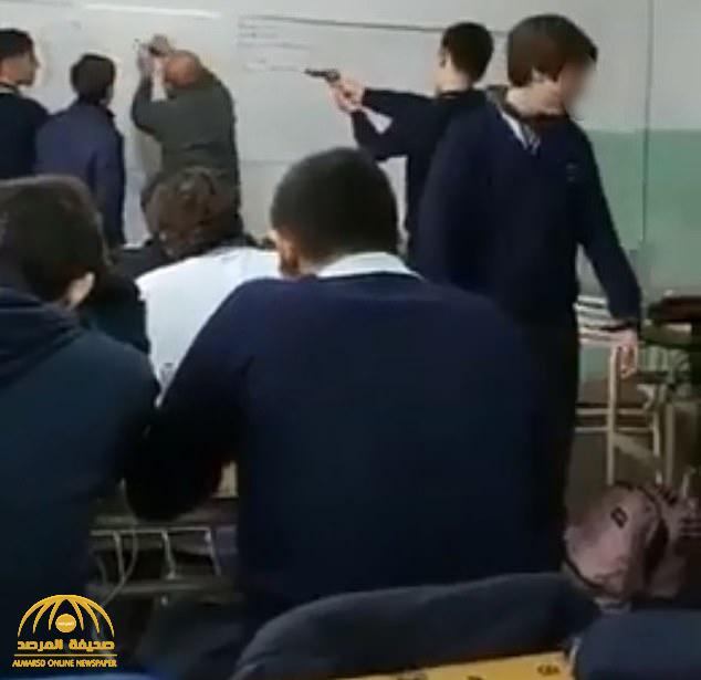 شاهد.. طالب يغافل معلمه أثناء حصة دراسية بالأرجنتين ويخرج مسدس ويصوبه نحوه !
