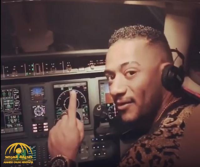 شاهد .. الفنان المصري "محمد رمضان" يقود الطائرة أثناء رحلته للرياض