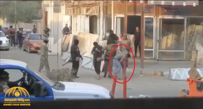 شاهد .. كيف تتعامل الشرطة العراقية مع متظاهر في بغداد!