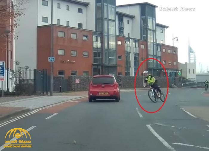 شاهد: شرطي بريطاني يسقط من دراجته بطريقة مروعة أثناء عبور الطريق