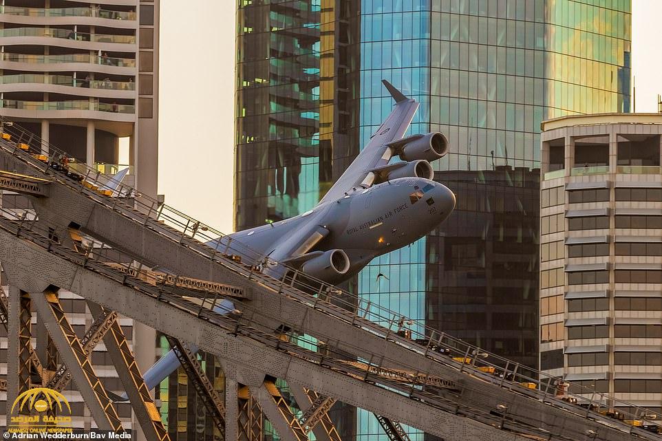 شاهد .. طائرة  شحن عملاقة تطير على ارتفاع منخفض وتقترب بشدة من ناطحات السحاب بأستراليا!